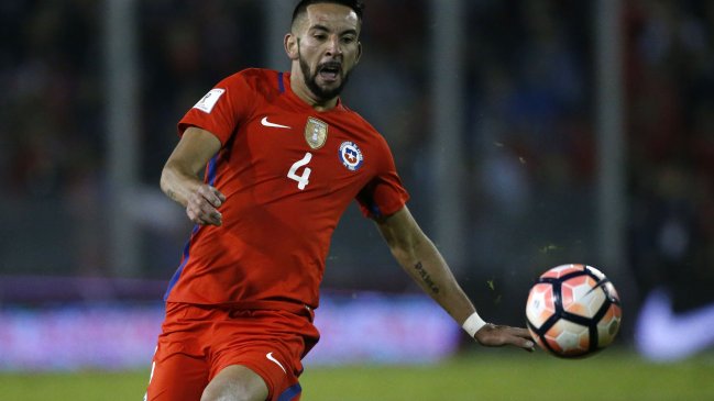 Mauricio Isla fue homenajeado por cumplir 100 partidos con la Roja