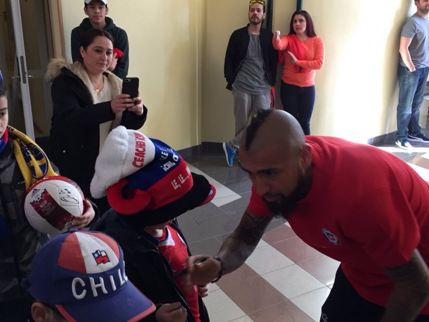 Arturo Vidal compartió con pequeños hinchas tras el triunfo de Chile en Suecia