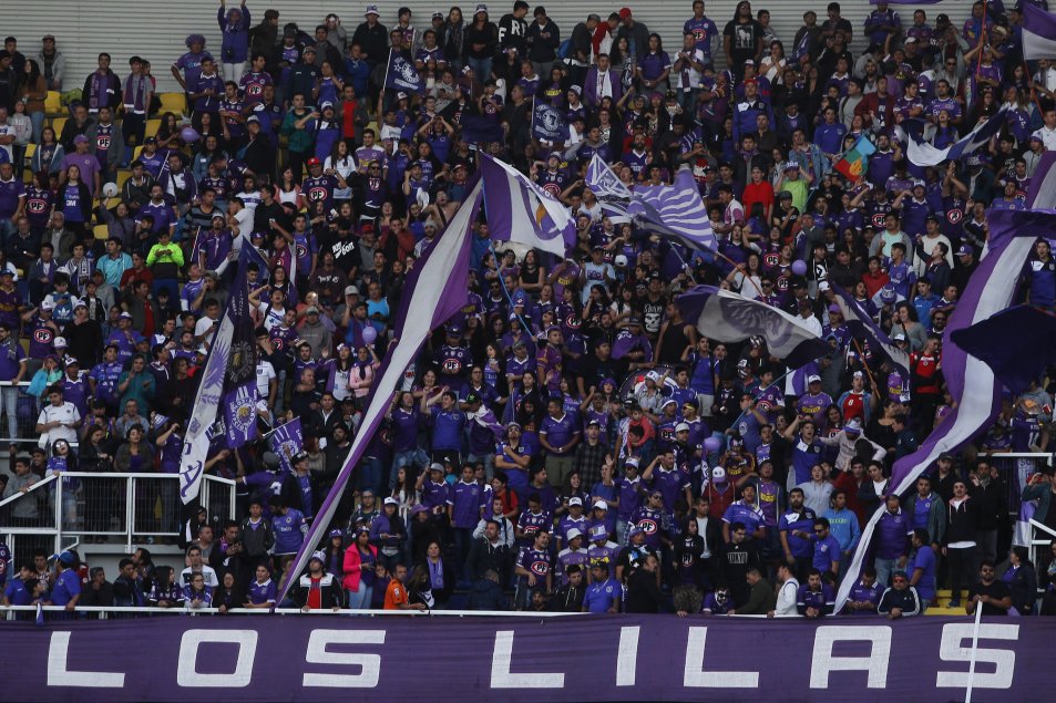 Más de 10 mil hinchas tiñeron el “Ester Roa” en la Noche Lila