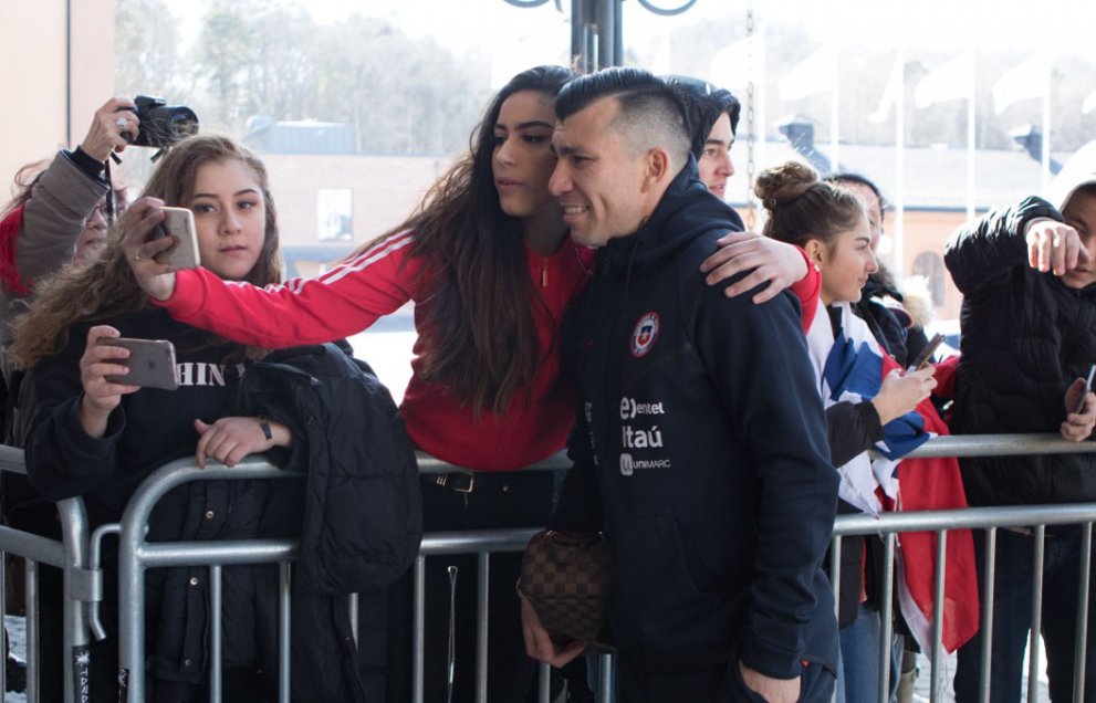 El relajo después del triunfo: Seleccionados saludaron a hinchas en Estocolmo