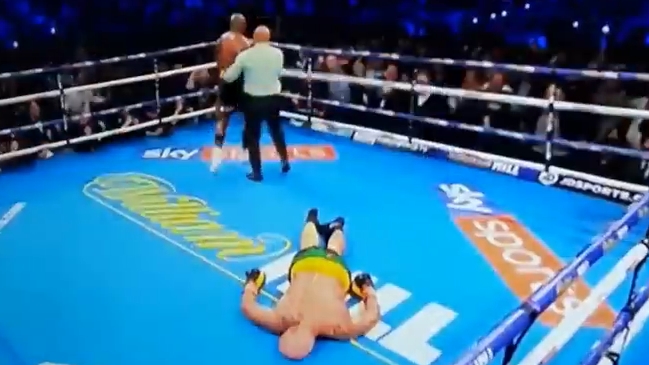 Británico aplicó un brutal nocaut que ya postula al mejor del año