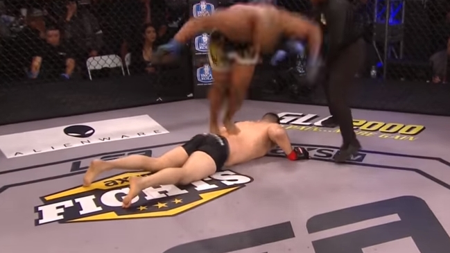 Luchador aplicó nocaut pero fue descalificado por burlarse de su rival