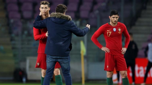 Hincha invadió la cancha e intentó besar a Cristiano Ronaldo