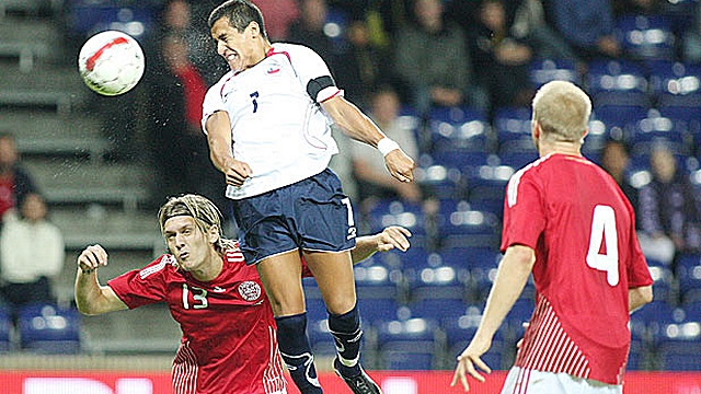 El único cruce con Dinamarca fue triunfo para Chile con goles de Paredes y Alexis