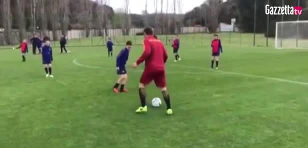 Francesco Totti volvió a la cancha en un entrenamiento de las series menores de AS Roma