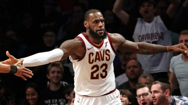 LeBron James igualó marca de Michael Jordan en triunfo de Cleveland