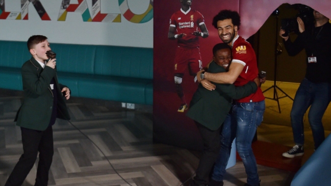 ¡Sorpresa! La divertida broma de Mohamed Salah a pequeños hinchas de Liverpool