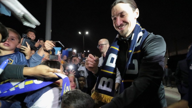 ¡Como un rockstar! Ibrahimovic desató la locura en su llegada a Los Angeles