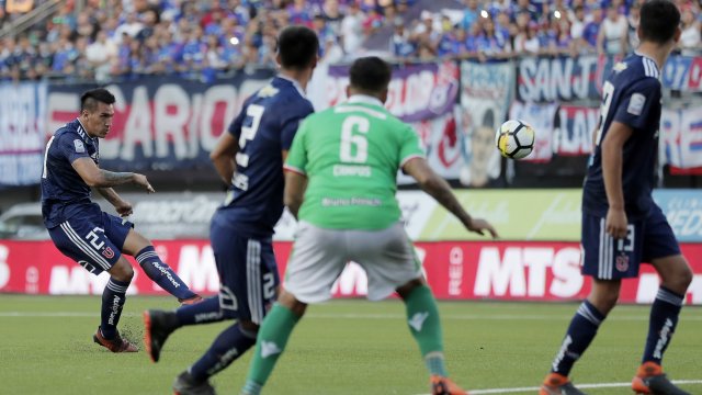 Fabián Monzón sorprendió con un golazo de tiro libre que puso en ventaja a la U