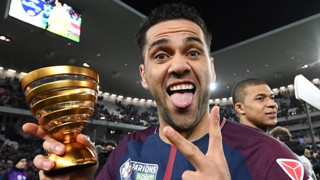 Dani Alves se convirtió en el futbolista con más títulos de la historia