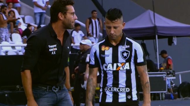 Leonardo Valencia se enojó con el cuerpo técnico al ser reemplazado en derrota de Botafogo