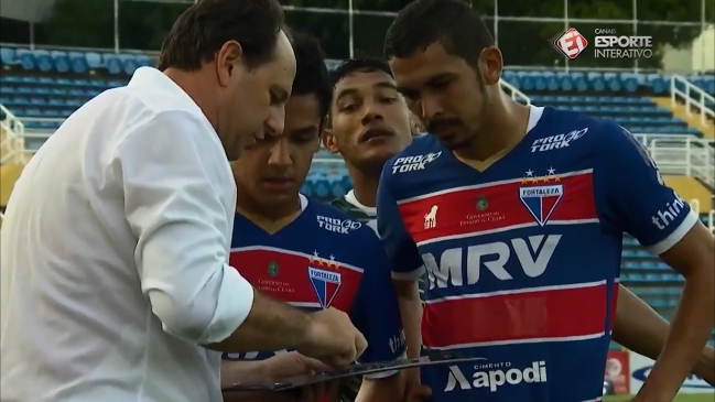 Un gran técnico: Rogerio Ceni entregó instrucciones a sus jugadores y a los rivales