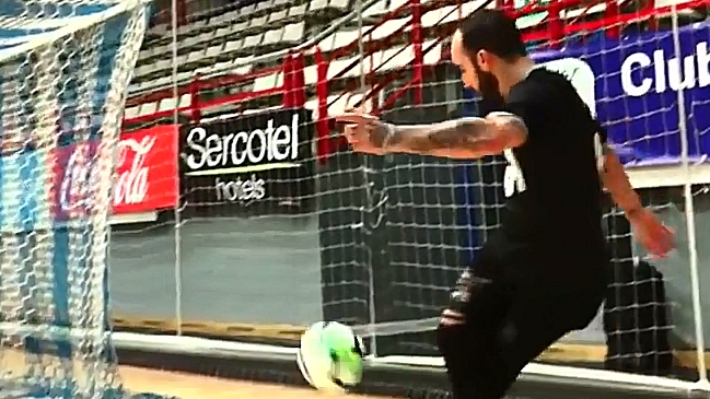 Jugador de fútbol sala le mostró sus trucos a volante de Atlético de Madrid