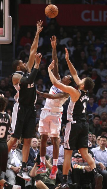 San Antonio Spurs tropezó ante Clippers y sigue sin asegurar paso a play-offs