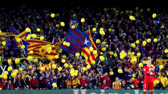 Hinchas de Barcelona lanzaron globos amarillos contra “atroz represión” al pueblo catalán