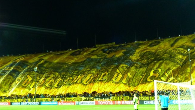El impresionante despliegue de banderas de la hinchada de Peñarol