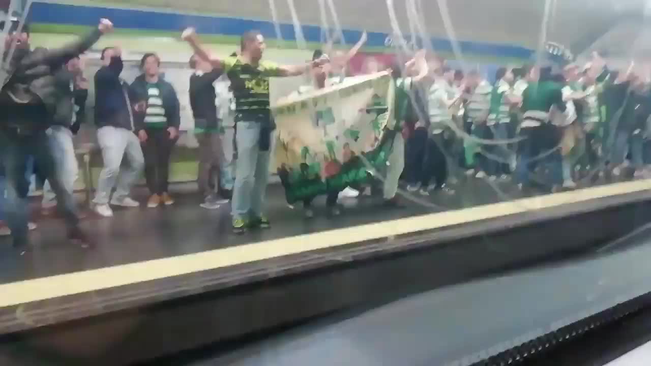 Hinchas de Sporting armaron un alboroto en el metro de Madrid