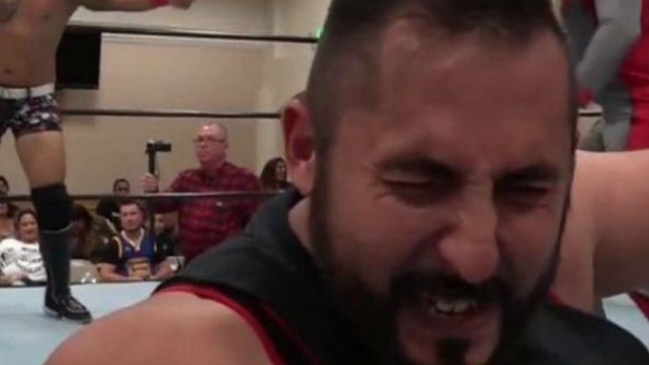 Luchador escupió un chicle a una niña y su padre le dio una paliza