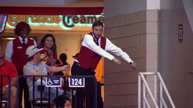 Acomodador de asientos de la NBA se volvió viral al ser desafiado a bailar