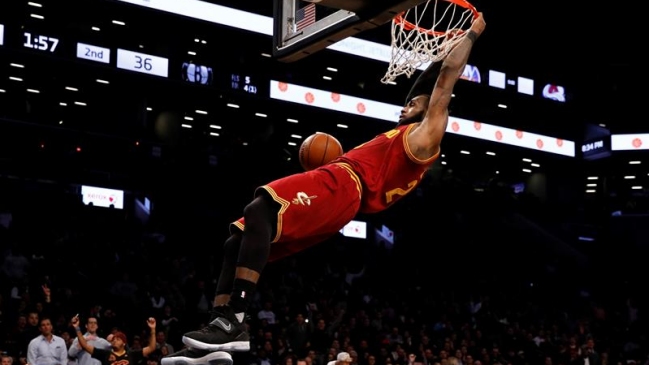 La espectacular clavada de LeBron James que deslumbra en la NBA