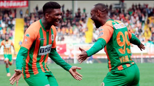 Junior Fernandes dejó inmóvil al arquero de Akhisar en la goleada de Alanyaspor