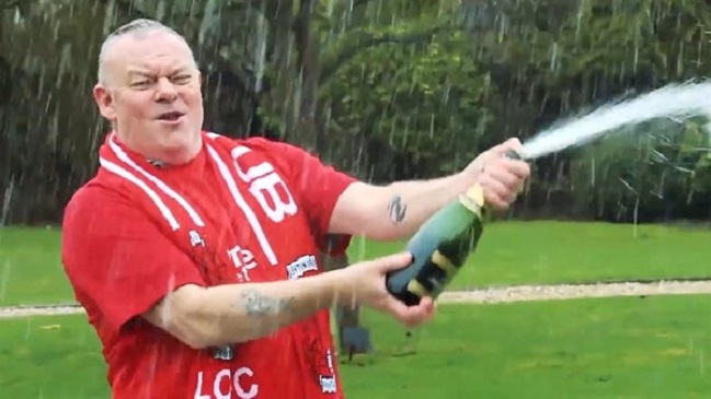 Fue a ver el partido de su equipo, se emborrachó y al día siguiente era multimillonario