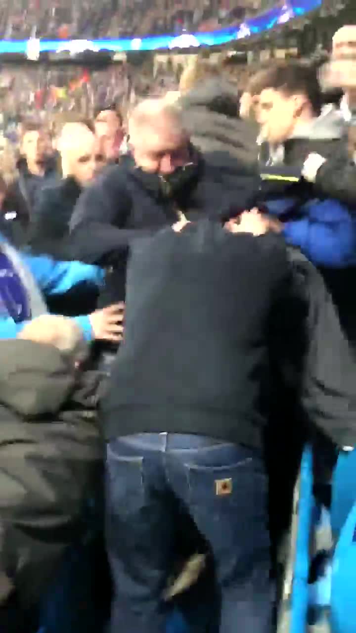 Hincha de Liverpool fue golpeado por fanáticos de Manchester City