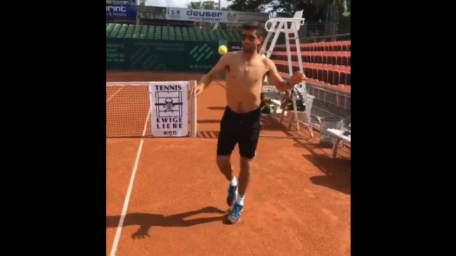 Hans Podlipnik se lució dominando una pelota de tenis con los pies