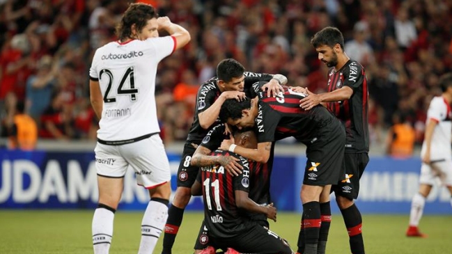 Atlético Paranaense de Esteban Pavez sacó clara ventaja sobre Newell’s en Copa Sudamericana