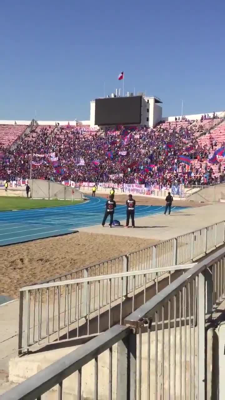 Hinchas de Universidad de Chile animaron banderazo en el Nacional