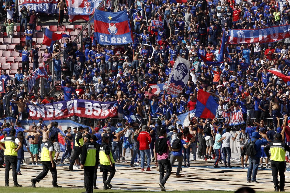 El masivo banderazo de los hinchas de U. de Chile en la previa del Superclásico