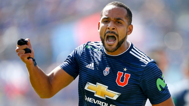 Jean Beausejour abandonó el estadio antes que terminara el Superclásico tras su expulsión