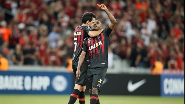 Atlético Paranaense de Esteban Pavez arrasó con Chapecoense en su debut en el Brasileirao