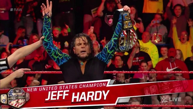 Sorpresa en RAW: Jeff Hardy le quitó el título de los Estados Unidos a Jinder Mahal
