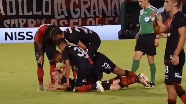 Arbitro argentino le dio patadas a jugadores de Newell’s para que apurasen el festejo
