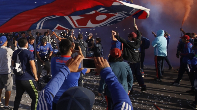 Hinchas de la U quemaron camiseta de Beausejour en defensa de Mauricio Pinilla