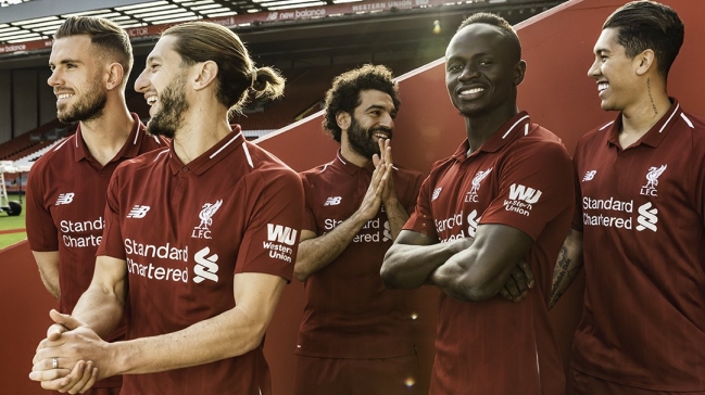 Liverpool presentó su indumentaria para la próxima temporada