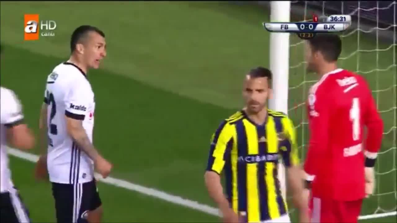 Día de furia de Gary Medel: Increpó a un compañero y peleó con un rival en el clásico turco