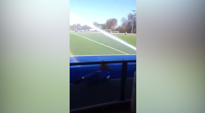 Joven quiso saludar a Cristiano Ronaldo y se cayó dos veces