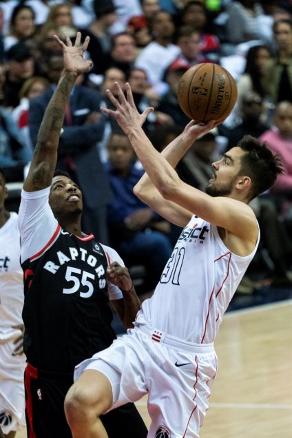 Washington Wizards se hizo fuerte de local y descontó en la serie ante Toronto Raptors