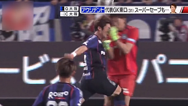 Arquero japonés salvó a su equipo pese a recibir un fuerte cabezazo en el rostro