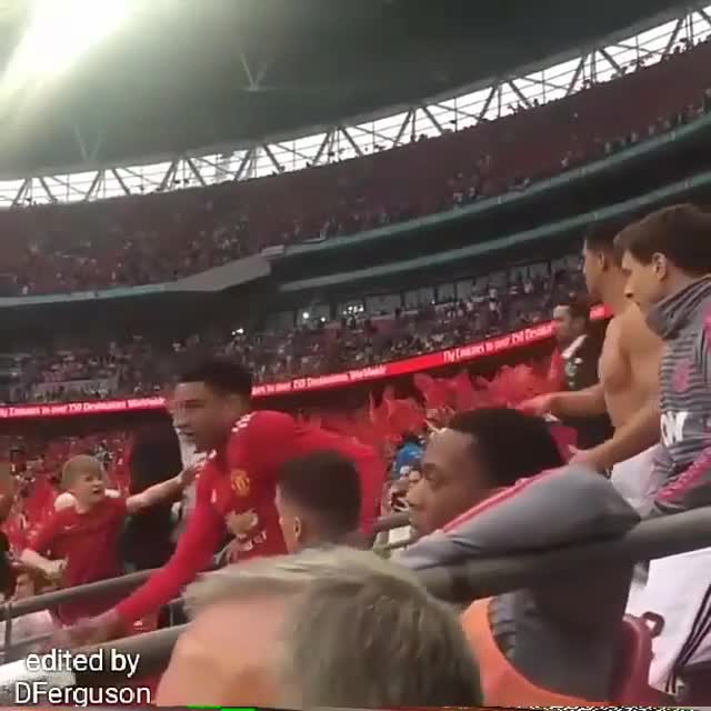 El aplaudido gesto de Alexis Sánchez con un pequeño hincha de Manchester United