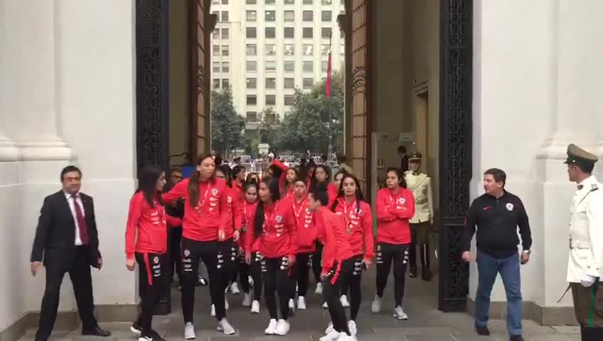 Así fue la entrada de la Roja femenina al Palacio de La Moneda