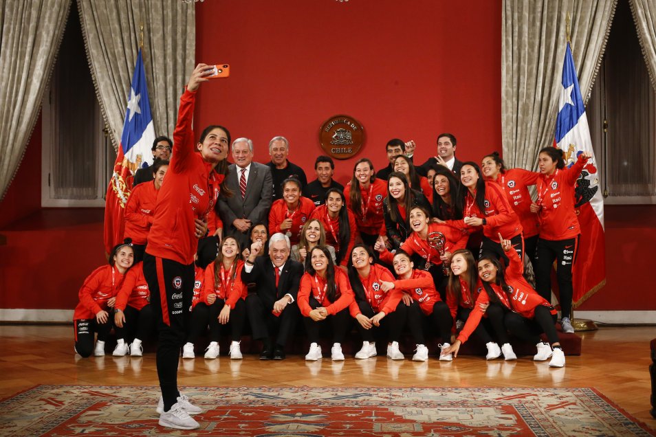 La selección chilena femenina tuvo su merecido homenaje en La Moneda