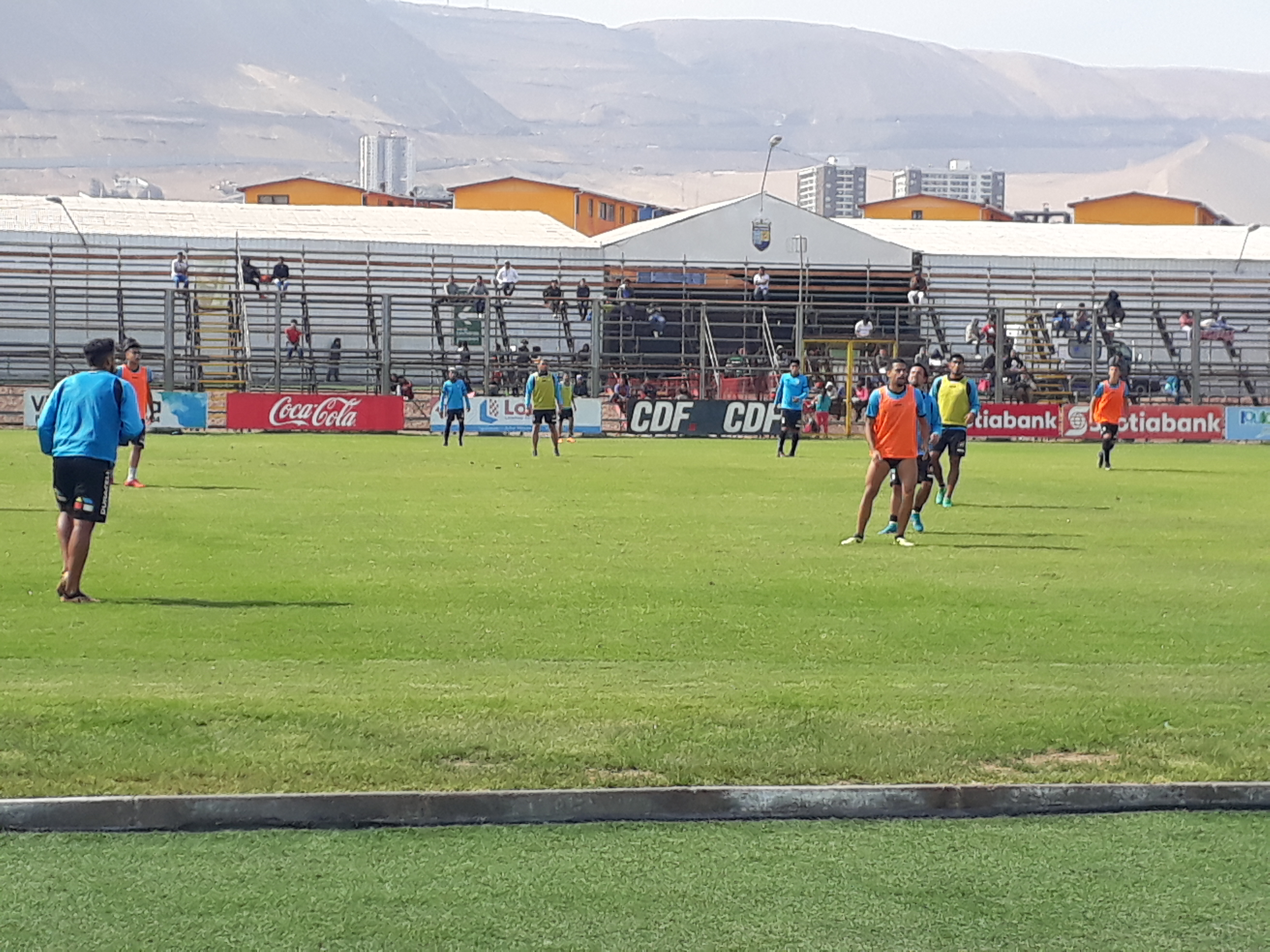 Entrenamiento de Deportes Iquique amenizó trámites de migrantes en Estadio de Cavancha