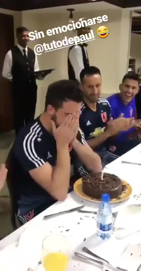 La emoción de Fernando De Paul mientras sus compañeros le cantan el “Cumpleaños feliz”