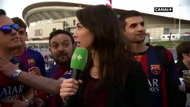 “¡No me toques!”: Periodista estalló ante el acoso de unos hinchas de Barcelona