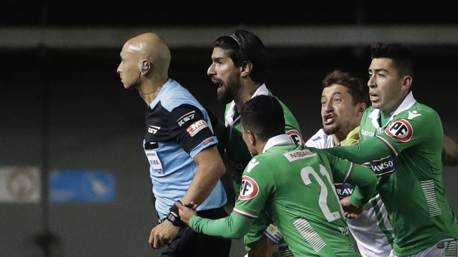 Sebastián Abreu arrojó una mesa a hinchas que lo increparon tras empate de Audax Italiano