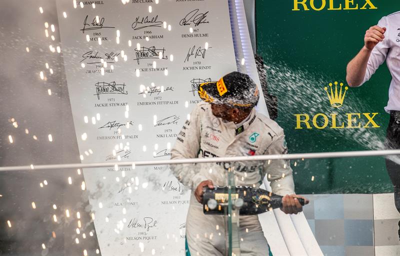 Lewis Hamilton celebró su primer triunfo de la temporada en el circuito callejero de Baku