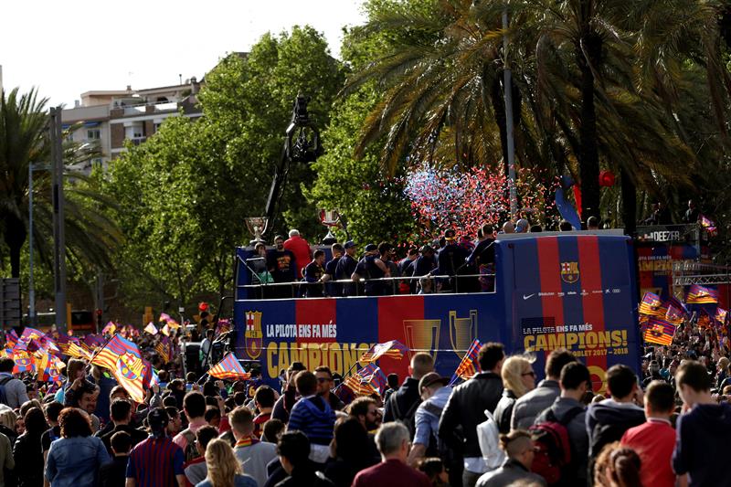 El plantel de FC Barcelona celebró el título en las calles de Cataluña